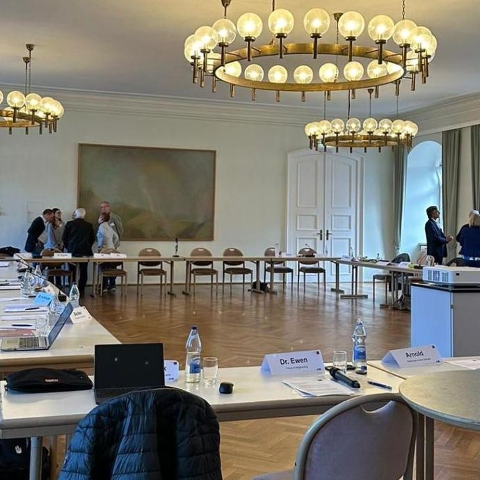 Sitzungssaal im Schloss Ettlingen mit den Mitgliedern der Dialoggruppe